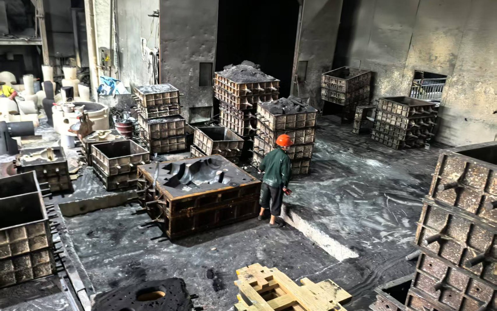 Molding floor with operator and large molds